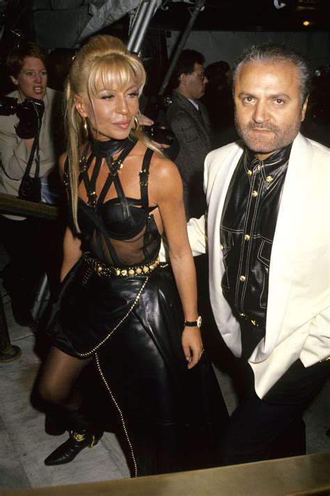 primo abito versace|Versace: da Gianni a Donatella in 10 (splendide) foto d’archivio.